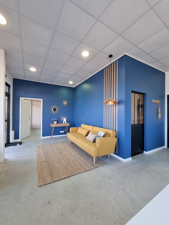 Projet Bali Breizh avant / après rénovation , aménagement et décoration d'une agence commerciale