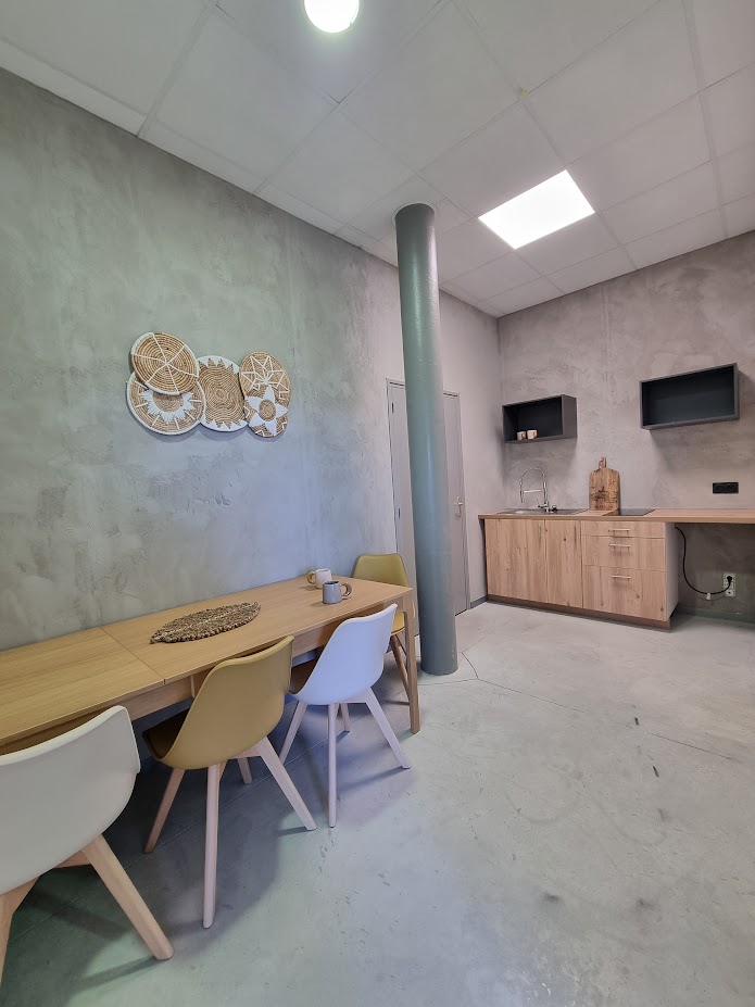 Projet Bali Breizh avant / après rénovation , aménagement et décoration d'une agence commerciale