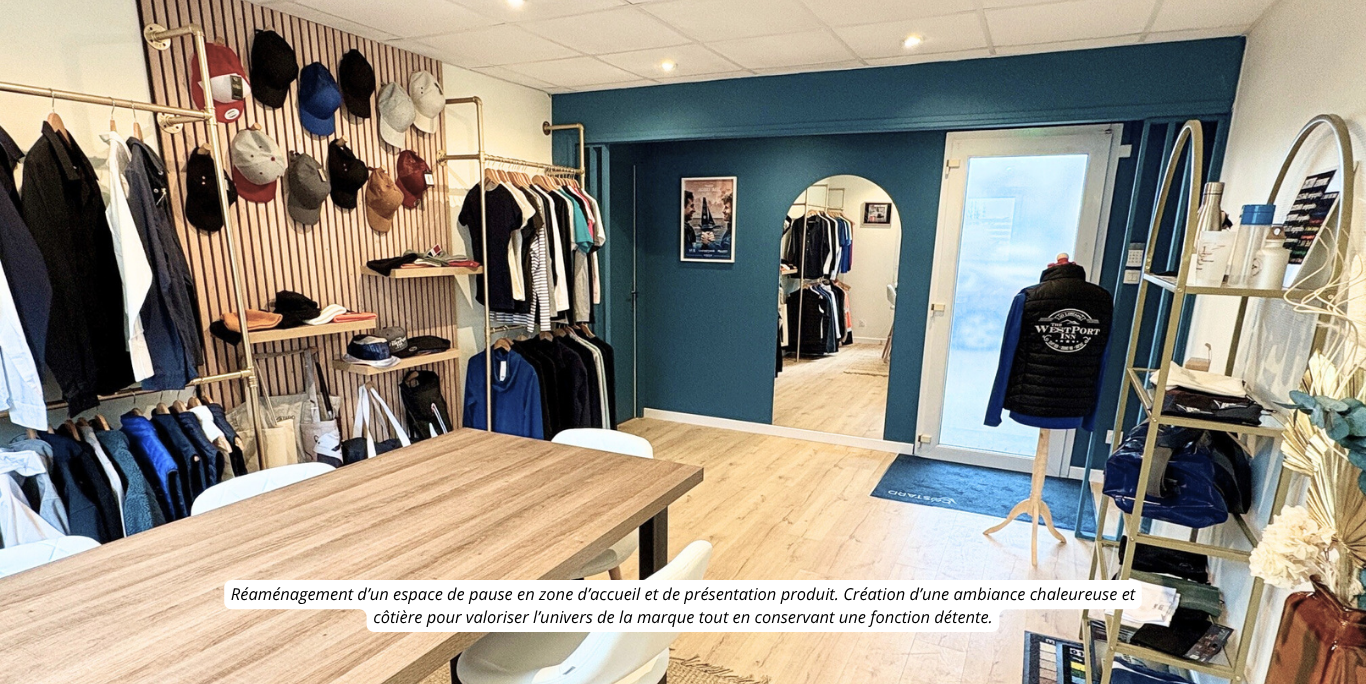 Réaménagement d’un espace de pause en zone d’accueil et de présentation produit. Création d’une ambiance chaleureuse et côtière pour valoriser l’univers de la marque tout en conservant une fonction détente. Réaménagement d’un espace de pause en zone d’accueil et de présentation produit. Création d’une ambiance chaleureuse et côtière pour valoriser l’univers de la marque tout en conservant une fonction détente.